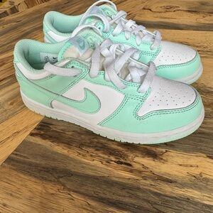 Nike Kids Sneakers 2.5Y in Mint and White